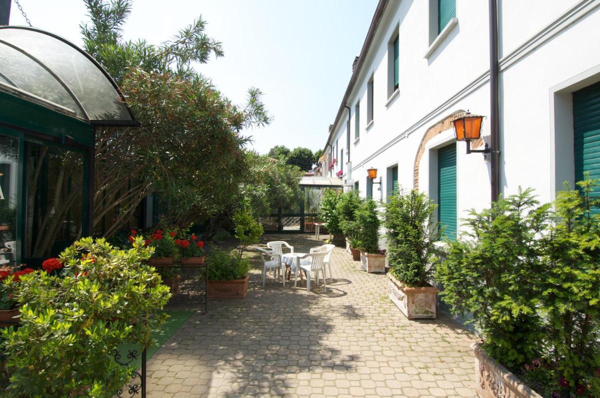 Hotel Il Granaio Porto Mantovano Bagian luar foto