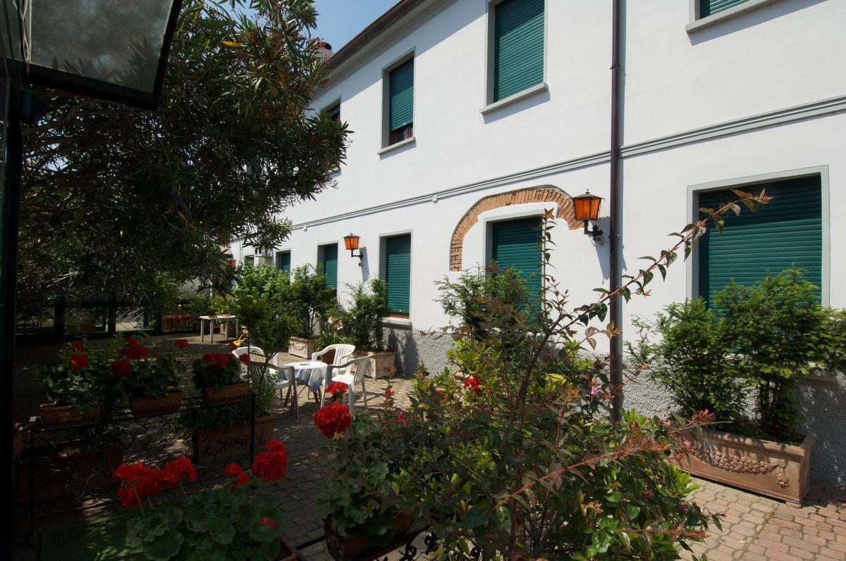 Hotel Il Granaio Porto Mantovano Bagian luar foto
